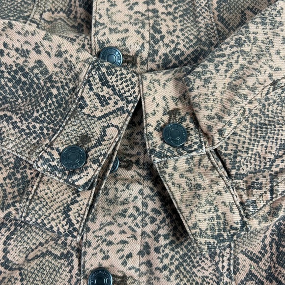 Free‎ People Snakeskin Animal Print Denim Jacket Women's Small Button Down - Picture 15 of 16
